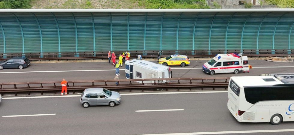 Grave incidente in Autostrada, il camper sbanda e si ribalta in mezzo alle carreggiate: soccorsi sul posto